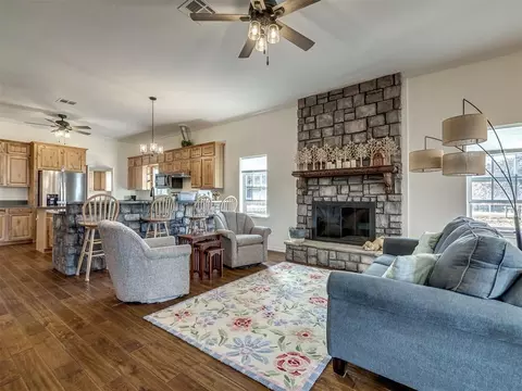 Living - 9300 Pine Ave, Spencer, OK 73084 photo 1 of 2