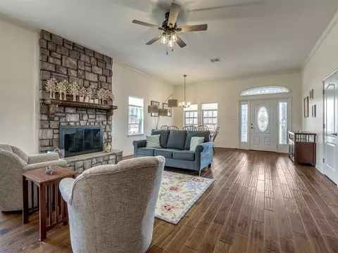 Living - 9300 Pine Ave, Spencer, OK 73084 photo 2 of 2