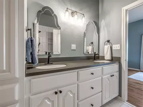 Bath - 9300 Pine Ave, Spencer, OK 73084 photo 3 of 4