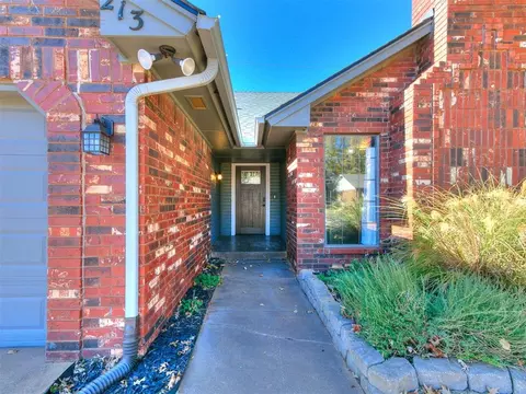 213 N Rockypoint Dr, Edmond, OK 73003