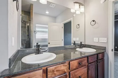 Bath - 20644 Landmark Dr, Harrah, OK 73045 photo 1 of 6