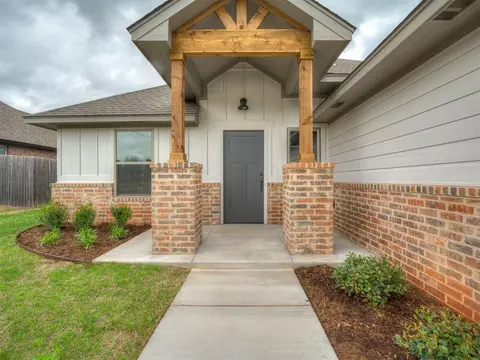 4516 Hambletonian Ln, Mustang, OK 73064