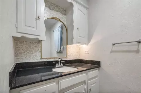 Bath - 818 Mockingbird Ln, Norman, OK 73071 photo 6 of 6