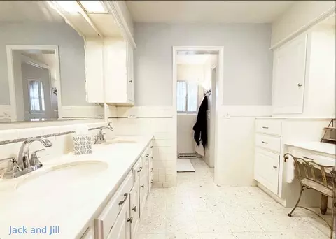 Bath - 818 Mockingbird Ln, Norman, OK 73071 photo 3 of 6
