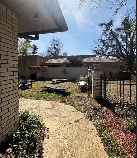 Exterior - 818 Mockingbird Ln, Norman, OK 73071 photo 8 of 10