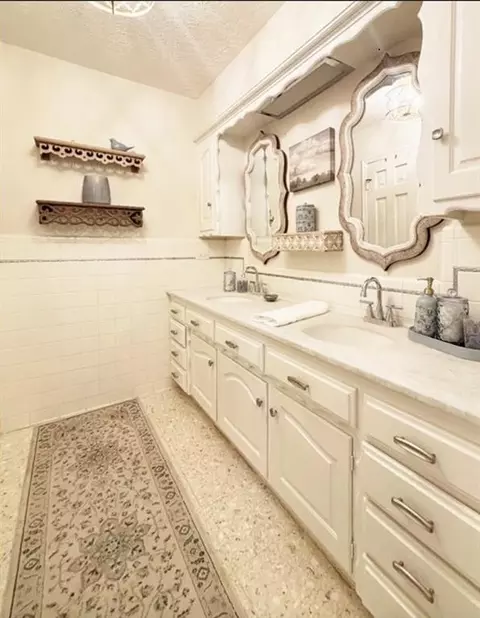 Bath - 818 Mockingbird Ln, Norman, OK 73071 photo 1 of 6