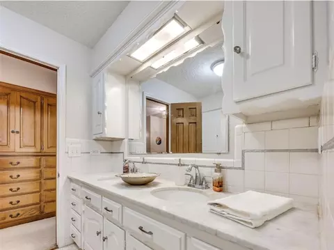 Bath - 818 Mockingbird Ln, Norman, OK 73071 photo 5 of 6