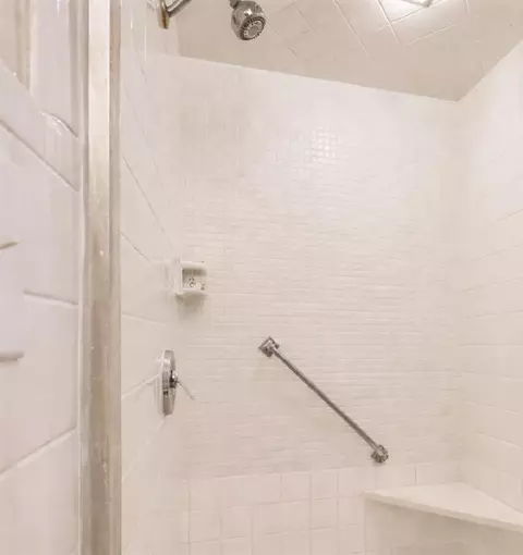 Bath - 818 Mockingbird Ln, Norman, OK 73071 photo 2 of 6