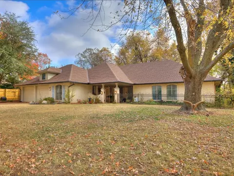 Exterior - 818 Mockingbird Ln, Norman, OK 73071 photo 9 of 10