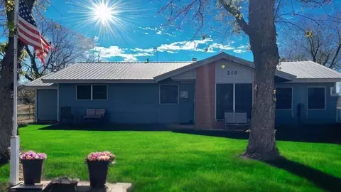 210 Hoover Cir, Elk City, OK 73644