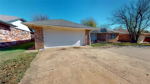 2300 Cowan Pl, Moore, OK 73160