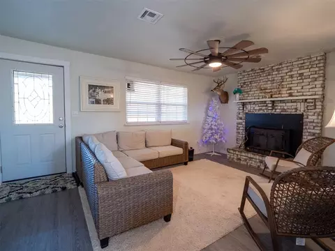 Living - 355807 E 1010 Rd, Prague, OK 74864 photo 2 of 5