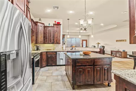 Kitchen - 1441 Antler Ridge Rd, Tuttle, OK 73089 photo 2 of 2