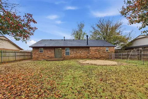Exterior - 612 NE 14th St, Moore, OK 73160 photo 3 of 5