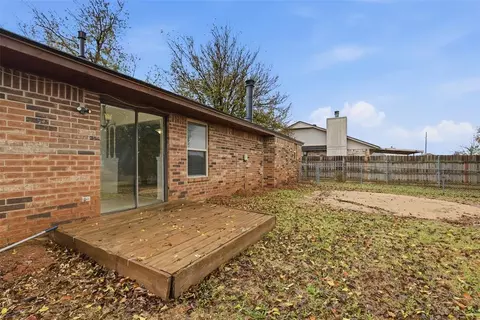 Exterior - 612 NE 14th St, Moore, OK 73160 photo 4 of 5