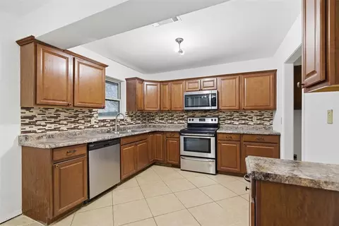Kitchen - 612 NE 14th St, Moore, OK 73160 photo 1 of 5