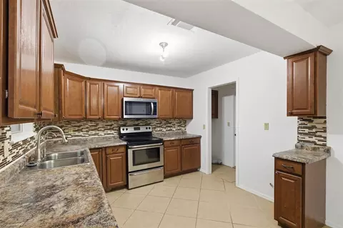 Kitchen - 612 NE 14th St, Moore, OK 73160 photo 2 of 5