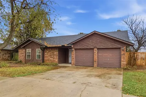 Exterior - 612 NE 14th St, Moore, OK 73160 photo 2 of 5