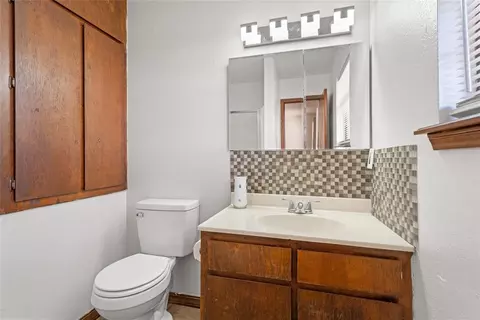 Bath - 419 E F St, Ringling, OK 73456 photo 1 of 3