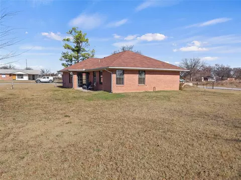 Exterior - 419 E F St, Ringling, OK 73456 photo 7 of 8
