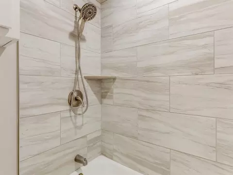 Bath - 528 Eischen Ave, Okarche, OK 73762 photo 2 of 4