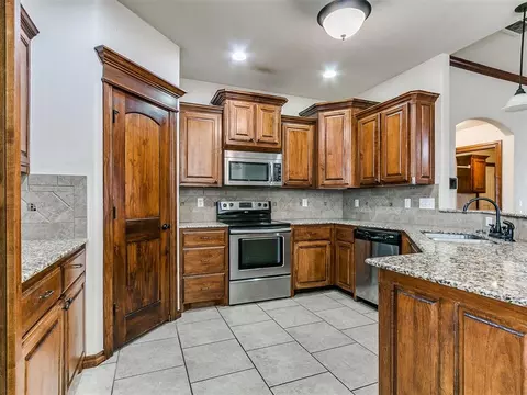 Kitchen - 291 Hillside Dr, Harrah, OK 73045 photo 5 of 9