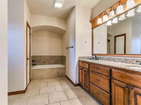 Bath - 291 Hillside Dr, Harrah, OK 73045 photo 2 of 8