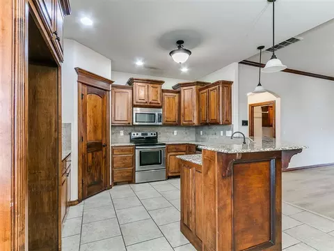 Kitchen - 291 Hillside Dr, Harrah, OK 73045 photo 4 of 9