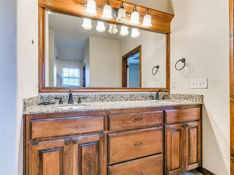Bath - 291 Hillside Dr, Harrah, OK 73045 photo 3 of 8