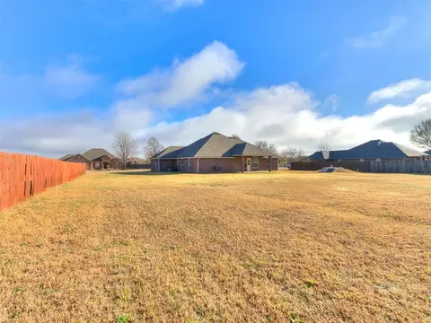 Exterior - 291 Hillside Dr, Harrah, OK 73045 photo 3 of 4