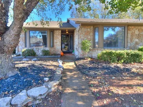 308 N Rockypoint Dr, Edmond, OK 73003