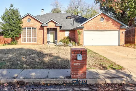 1313 Salem Ave, Edmond, OK 73003