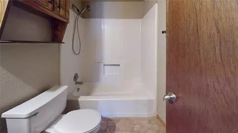 Bath - 2127 Lonnie Ln, Moore, OK 73170 photo 4 of 4