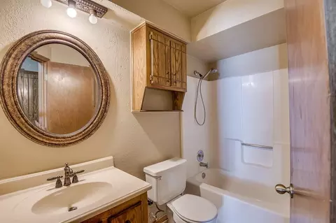 Bath - 2127 Lonnie Ln, Moore, OK 73170 photo 3 of 4