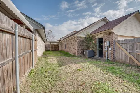 Exterior - 2127 Lonnie Ln, Moore, OK 73170 photo 4 of 4