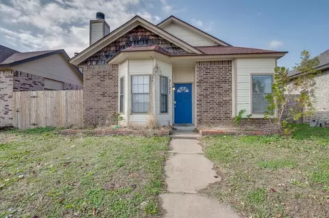 Exterior - 2127 Lonnie Ln, Moore, OK 73170 photo 2 of 4