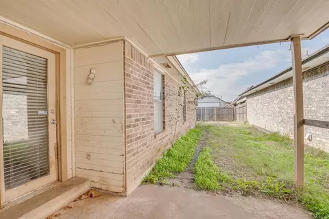 Exterior - 2127 Lonnie Ln, Moore, OK 73170 photo 3 of 4