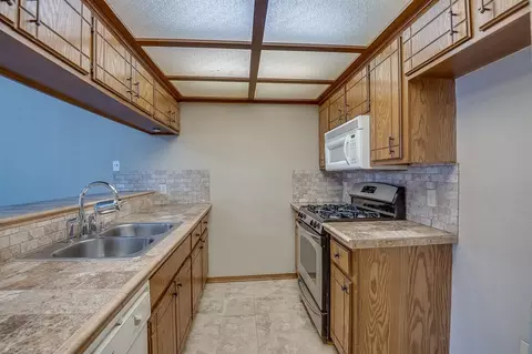 Kitchen - 2127 Lonnie Ln, Moore, OK 73170 photo 2 of 2