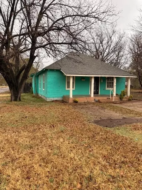 320 W 2nd St, Watonga, OK 73772