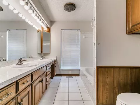 Bath - 3104 N Pinecrest Dr, Bethany, OK 73008 photo 5 of 6