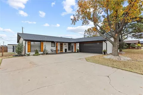 1204 Camelot Dr, Clinton, OK 73601