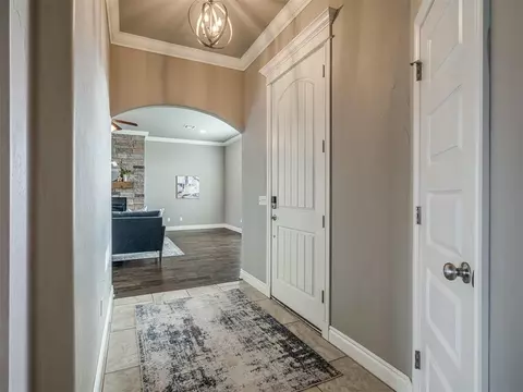 Entry Way - 509 Cantebury Dr, Tuttle, OK 73089 photo 1 of 5