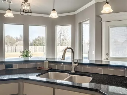 Kitchen - 509 Cantebury Dr, Tuttle, OK 73089 photo 3 of 4