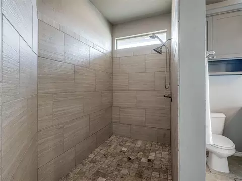 Bath - 509 Cantebury Dr, Tuttle, OK 73089 photo 4 of 7