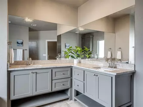 Bath - 509 Cantebury Dr, Tuttle, OK 73089 photo 2 of 7