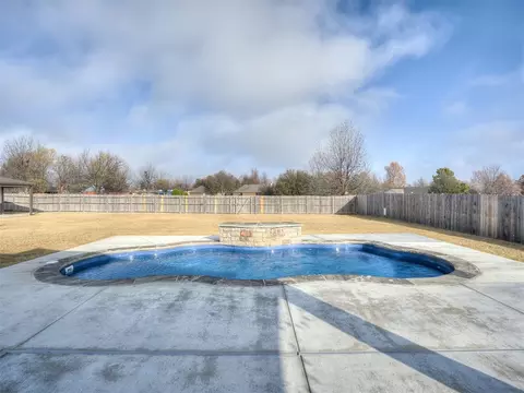 Exterior - 509 Cantebury Dr, Tuttle, OK 73089 photo 4 of 4