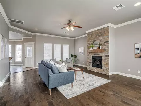 Living - 509 Cantebury Dr, Tuttle, OK 73089 photo 2 of 5