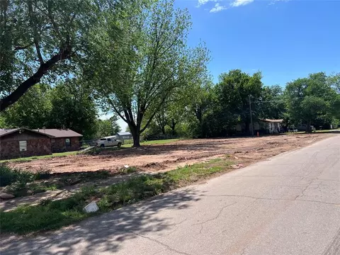 627 N 10th St, Chickasha, OK 73018