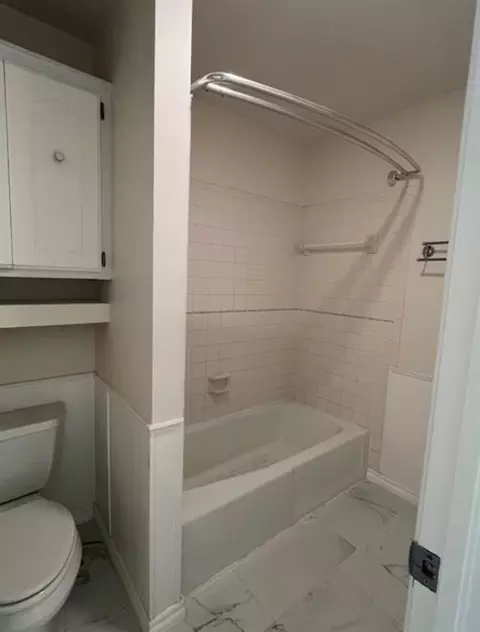 Bath - 300 NW Sequoyah Ln, Altus, OK 73521 photo 2 of 3