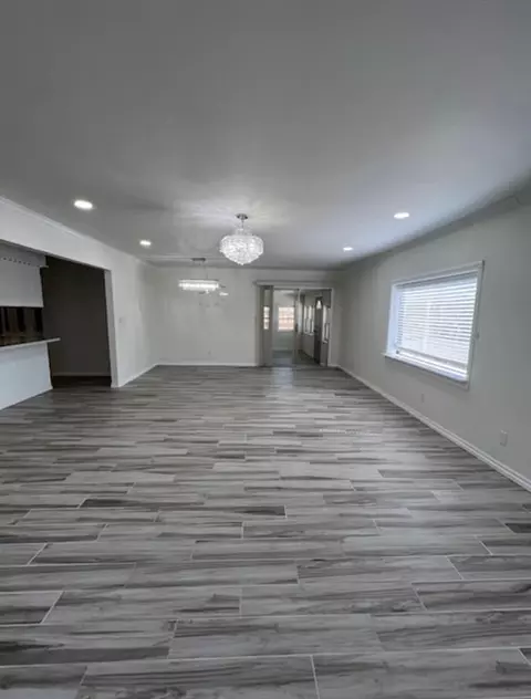 Living - 300 NW Sequoyah Ln, Altus, OK 73521 photo 3 of 3